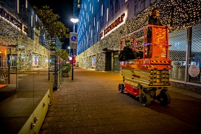 Alarm gaat ‘s nachts af bij de Bijenkorf: ‘inbrekers’ zijn werklui die kerstversiering ophangen