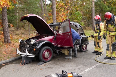 Eendje vliegt in brand in Helmond, automobilist net op tijd uit oldtimer