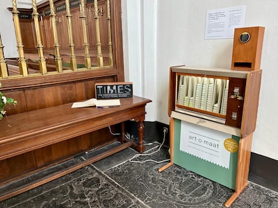Bijzonder in Utrecht: in deze kerk trek je kunst uit een vintage sigarettenkast