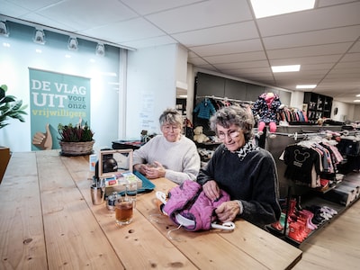 ‘Sommige klanten gingen dansend de winkel uit’: Kledingbank weer open