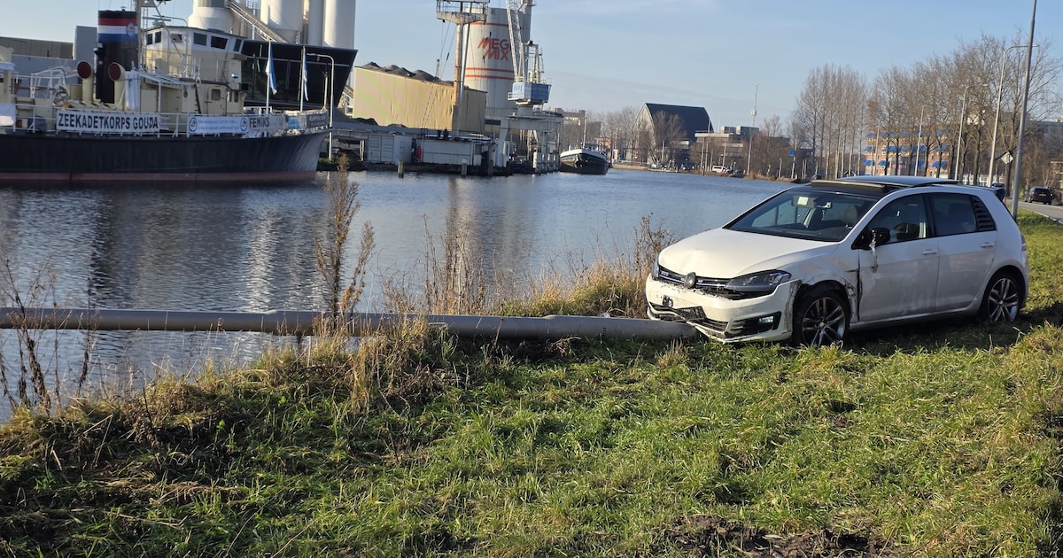 Lantaarnpaal omver na botsing in Gouda