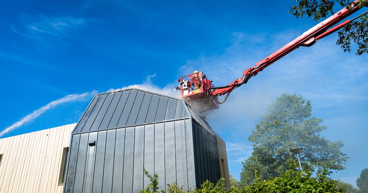 Wegbranden van onkruid zorgt voor flinke woningbrand in Hoogvliet