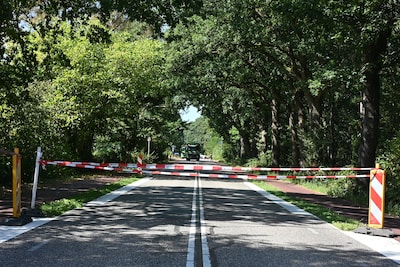 Medewerker valt van vuilniswagen af tijdens dienst op Groesbeekseweg in Mook