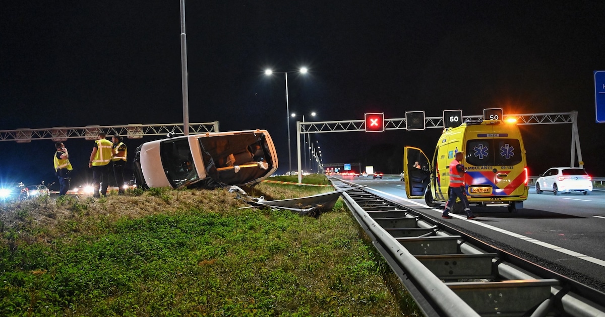Busje slaat over de kop bij ongeval op A12 bij Harmelen, meerdere personen gewond
