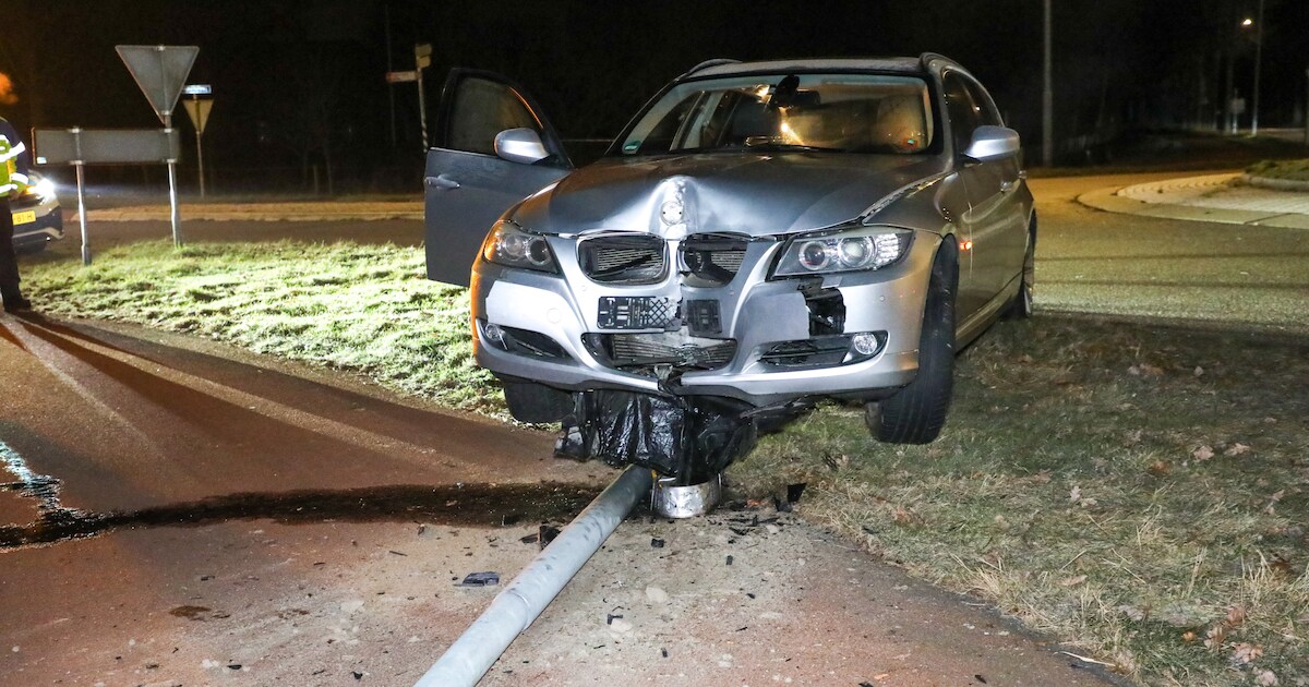 Auto ramt lantaarnpaal op rotonde in Voorthuizen