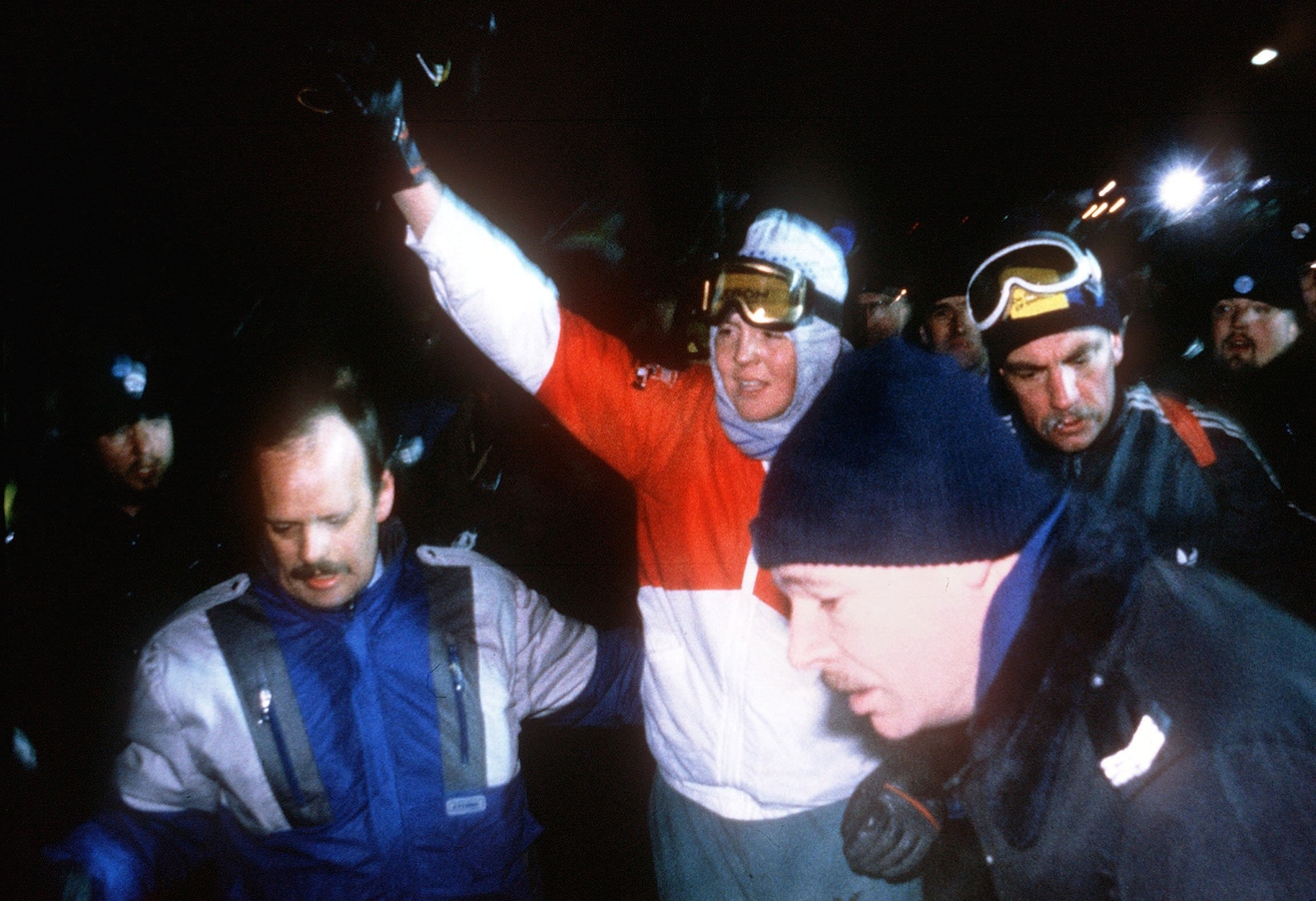 prins-willem-alexander-rijdt-de-elfstedentocht-uit-en-arriveert-in-het-donker-op-de-bonkevaart-in-leeuwarden