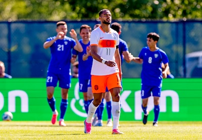 Oranje stelt teleur in laatste WK-test, dubieuze r