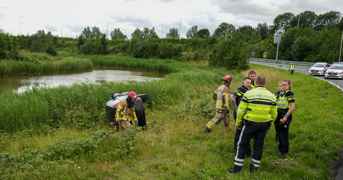 Auto belandt op A7 ter hoogte van Avenhorn op de kant