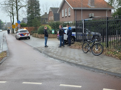 Jongen aangereden op rotonde in Ede, automobilist rijdt door