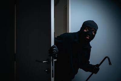 Overvallers dringen woning binnen, Hengeloër (78) waarschuwt zijn vrouw en wordt mishandeld