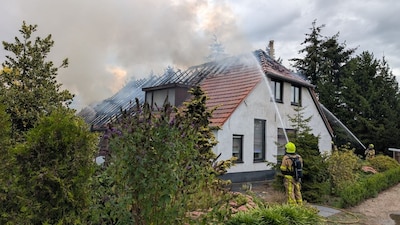 Grote woningbrand in Hengelo: deel van het dak ingestort