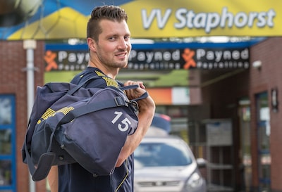 Nederlander die scoorde in KNVB-beker wint bij profdebuut als darter, Jimmy van Schie zorgt voor spektakel in Maastricht