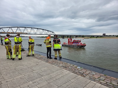 Hulpdiensten zoeken in de Waal bij Nijmegen naar auto