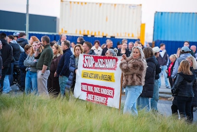 Politie verhindert blokkade A59 tijdens actie tegen opvang vluchtelingen in Engelen