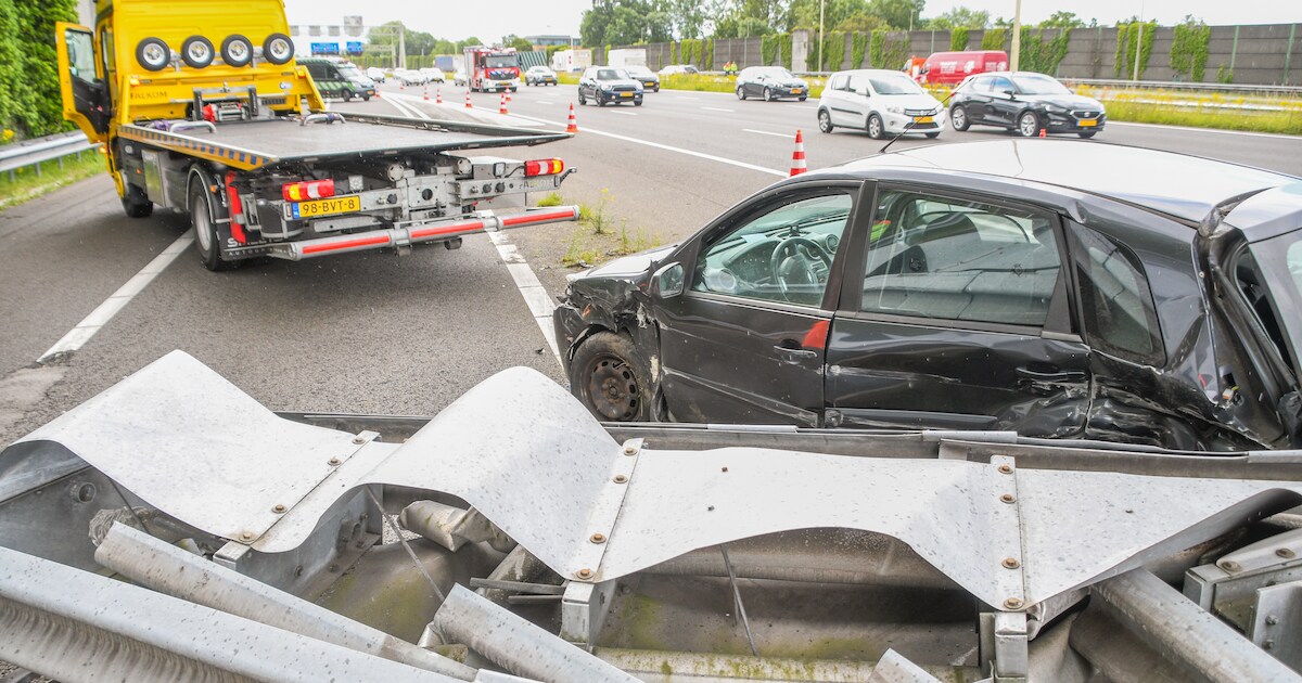 Auto rijdt in op RIMOB op A2 bij afrit Vianen | Utrecht | AD.nl