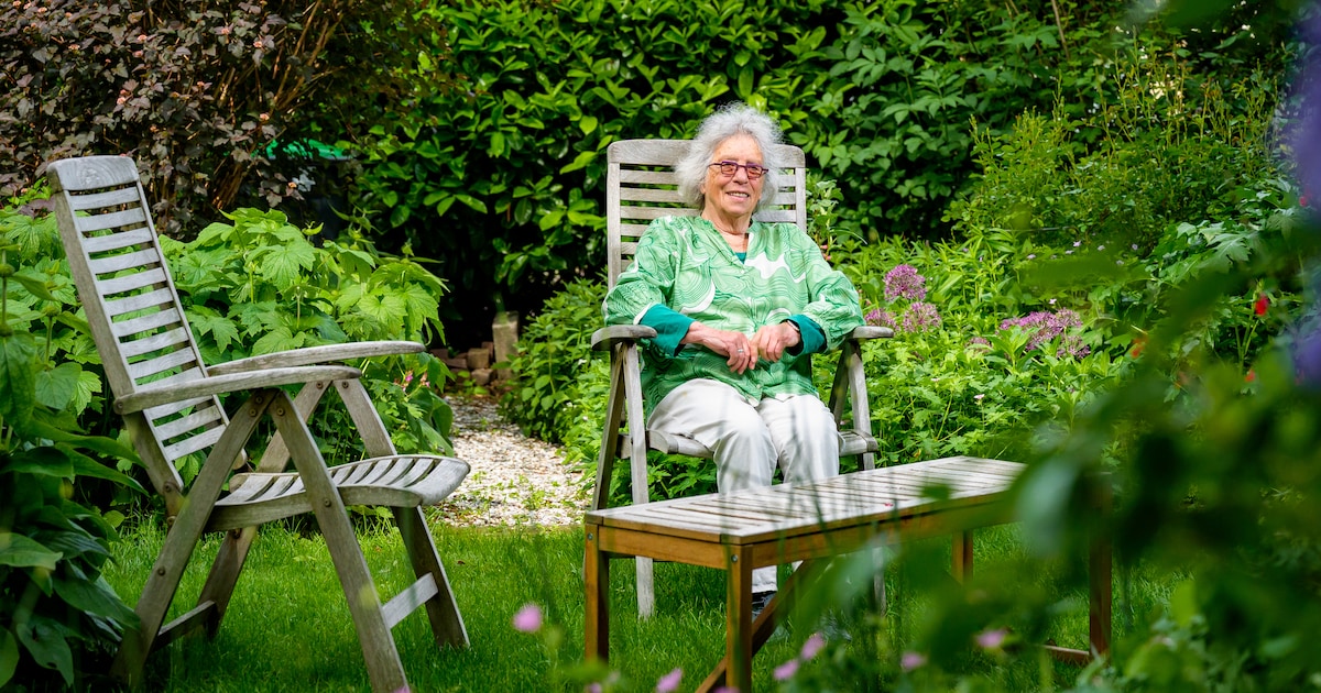 Ellie (79) nam roos van overleden ouders mee naar nieuwe tuin: ‘Zo leven ze voor mij nog een beetje’