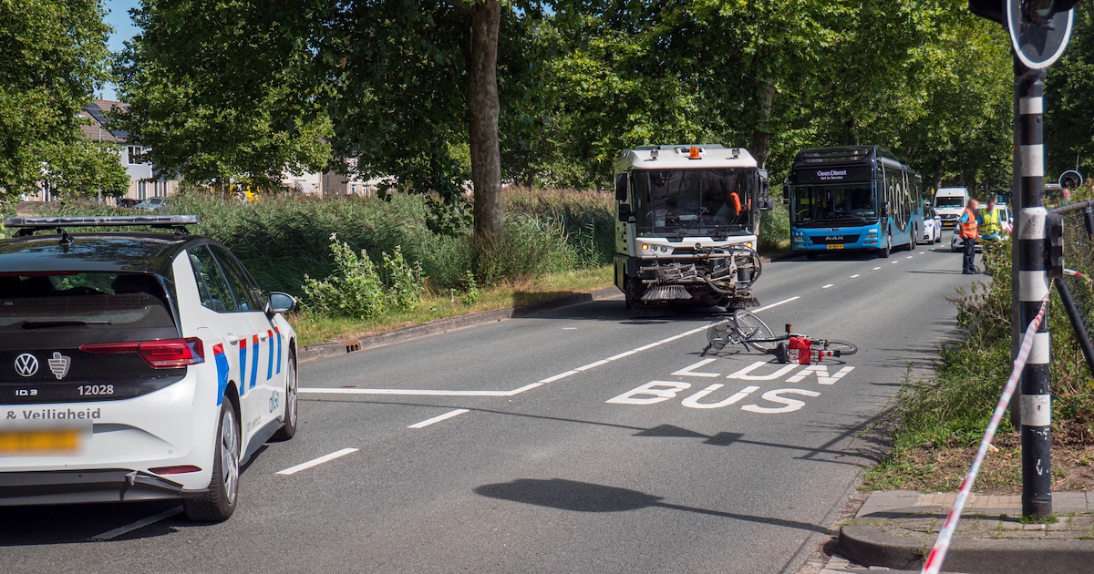 Fietser gewond bij botsing met auto op de busbaan in Almere