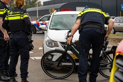 Voorruit verbrijzeld door aanrijding in Deventer, fietser naar ziekenhuis