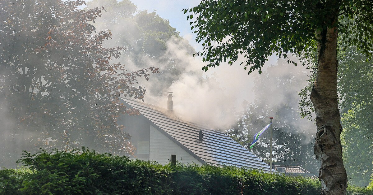 Grote brand aan woning in Bierwegpaadje in Blaricum onder controle