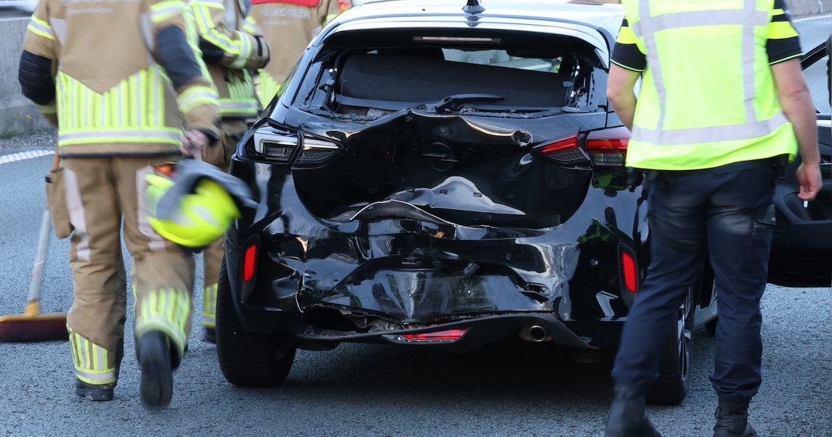 Bakwagen en auto botsen op A15 bij Echteld