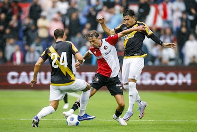 Feyenoord begint goed aan oefenduel met Rayo Vallecano, serieuze kans voor Van Persie