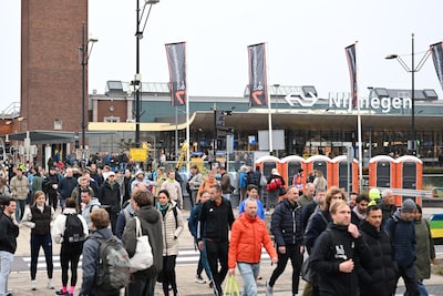 LIVE Zevenheuvelenloop 2025 | Drukte op station Nijmegen • Dozen vol medailles • Ex-wielrenner Bas T