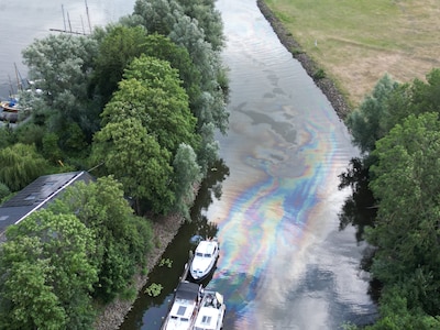 Flinke plas olie komt in het water bij Kampen na ongeluk