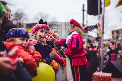In dit Veluwse dorp zijn de pieten zwart, compleet met gouden oorringen en kroeshaar: ‘Ik vind het r