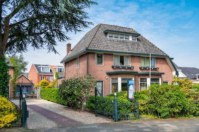 Interieur van dit huis is ‘bijna museaal’: tegels en glas in lood zijn nog aanwezig in dit huis