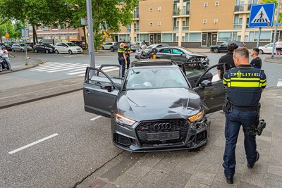 Veel schade bij botsing tussen twee auto’s op Oranjeboomstraat in Rotterdam