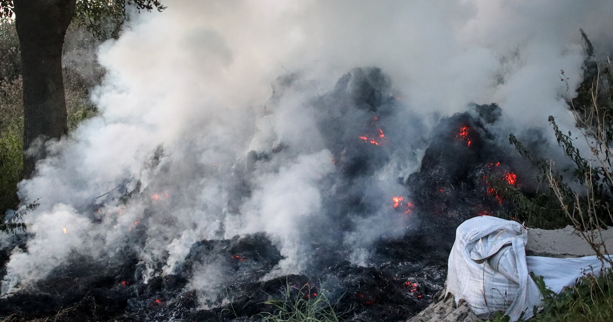 Hooibaal in brand naast de A12 ter hoogte van Woerden