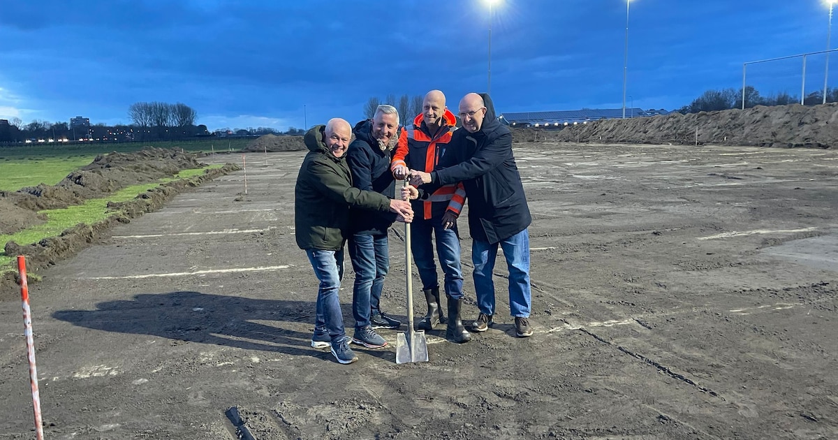Eerste schop in de grond voor padelbanen SV Kwadijk