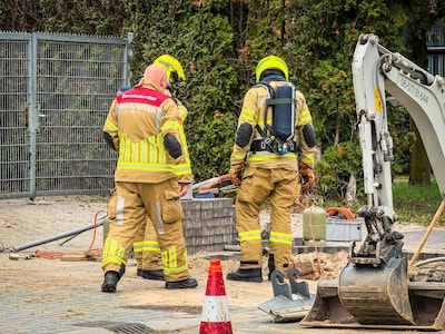 Personeel ruikt vreemde geur bij werk aan storing, gas vrijgekomen bij kabelschade