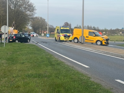 Auto en bestelbus hard in botsing op de Holterstraatweg in Rijssen
