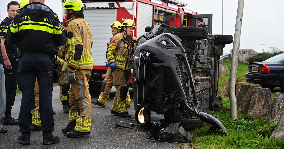 Auto belandt op de kant na botsing tegen betonblokken en lantaarnpaal in Everdingen