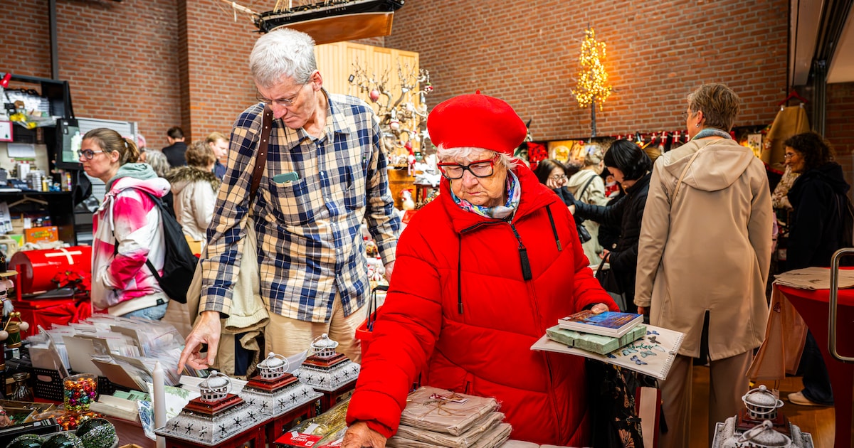 Kirsten (91) reist speciaal voor Deense kerstmarkt van Heerenveen naar Rotterdam: ‘Voel me gelijk th