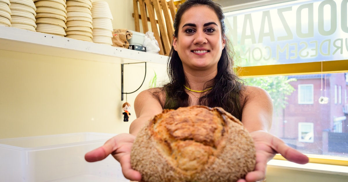Na een zware burn-out bakt Loïs (34) nu in een kamer van 8 vierkante meter brood voor klanten uit he