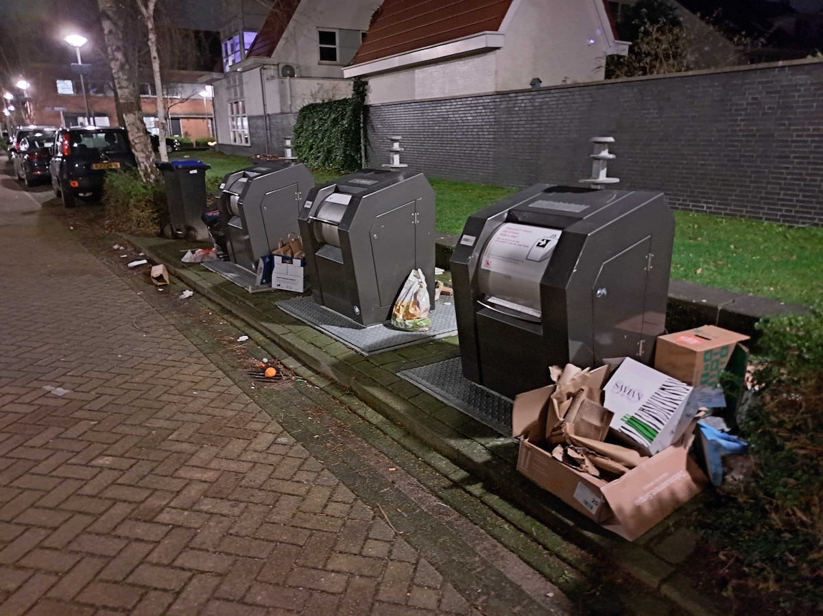 Vuilnis(zakken) op stoepen en fietspaden en overvolle containers in ...