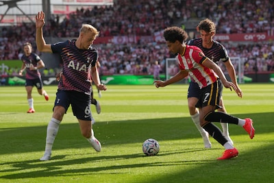 Jan Paul van Hecke krijgt bij Tottenham-debuut pak slaag van Brentford