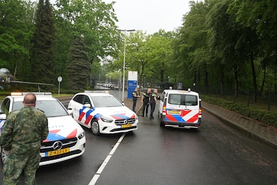 Deel van vliegbasis Gilze-Rijen ontruimd na verdachte situatie: ‘Mogelijk indringers op het terrein’