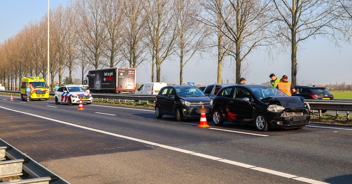 Kettingbotsing met vier auto’s op A20 bij Moordrecht: file en rijstrook afgesloten