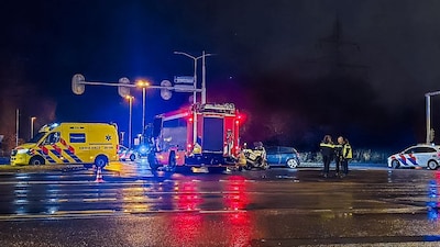 Auto’s botsen op Bornsestraat in Hengelo: gewonden en hinder voor verkeer