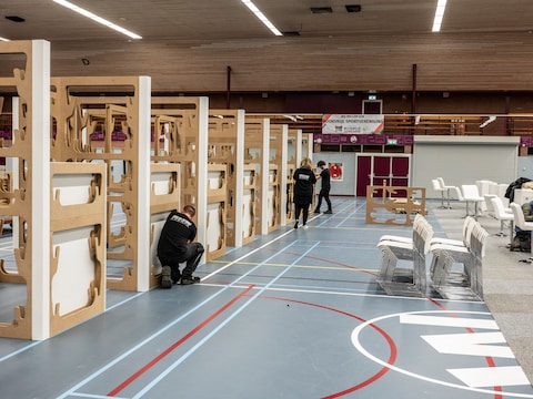 De Jan Massinkhal in Nijmegen wordt ingericht als priklocatie voor de boostervaccinatie tegen het coronavirus. Er kunnen straks twintig prikken tegelijk worden gezet.