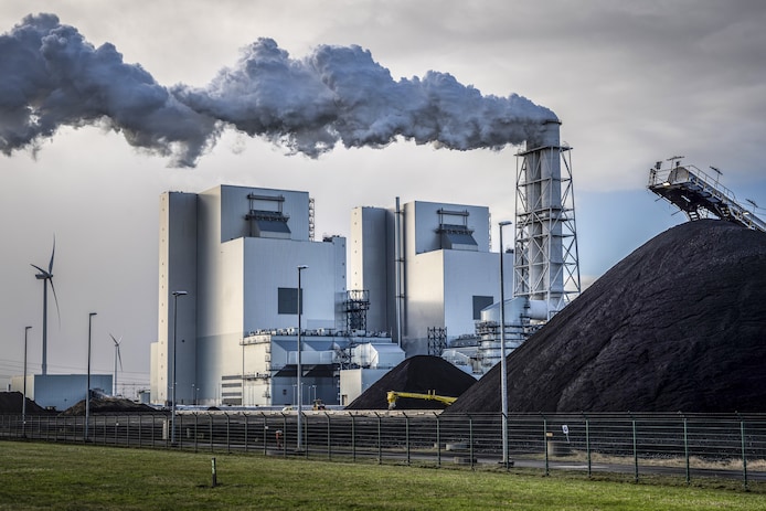 De kolencentrale van RWE in de Eemshaven is pas tien jaar open en moet uiterlijk in 2029 dicht. 