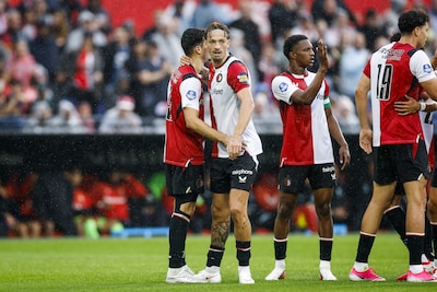 Van Persie zet Feyenoord op heerlijke wijze op voorsprong in oefenduel met Rayo Vallecano