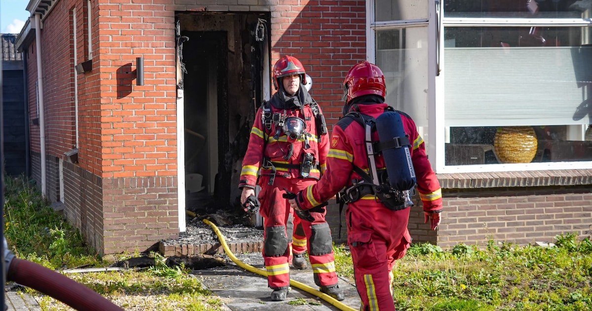 Twee katten uit brandende woning in Noordbroek gered, bewoners konden zelf naar buiten