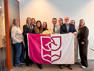 Nieuwe vlag voor 25 jaar Rijssen-Holten: paars-wit ontwerp moet twee dorpen met elkaar verbinden