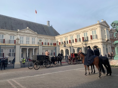 Leuk! Deze woensdagochtend rijden er weer koninklijke koetsen door Den Haag