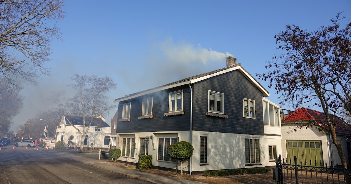 Veel rook bij schoorsteenbrand in de West in Avenhorn
