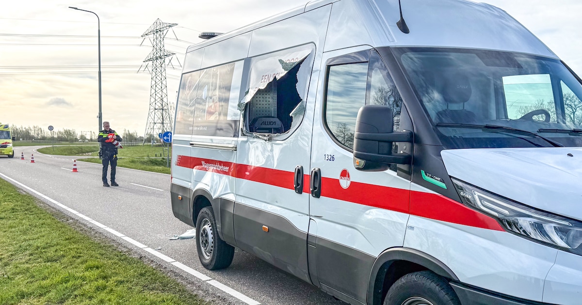 Wielrenner gewond na botsing met bestelbus in Wirdum